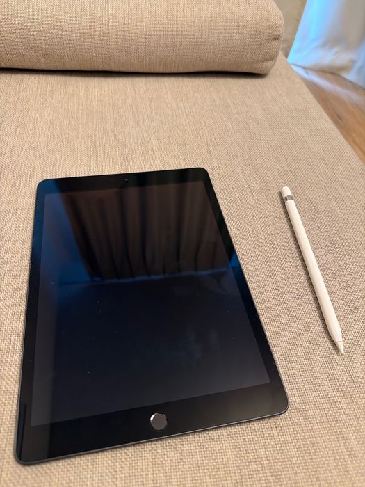 Apple iPad 7th Generation 128GB WiFi , with Apple Pen (1 Gen)