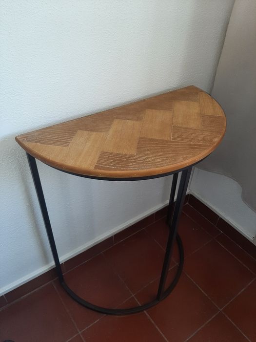 Mesa de consola em madeira com estrutura metálica preta
