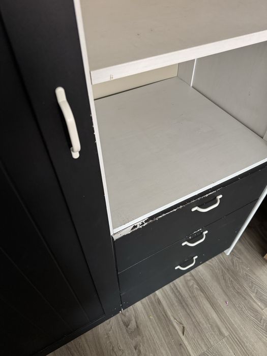 Roupeiro com porta de vidro