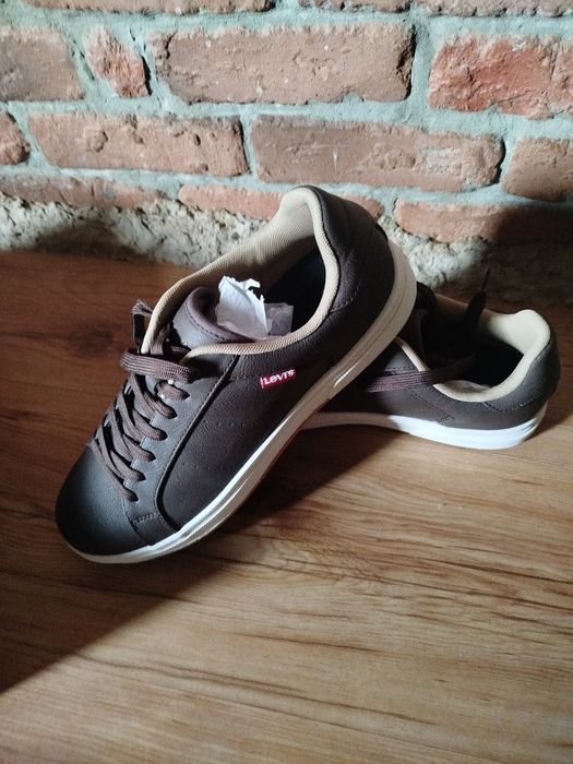 Кроссовки фирмы Levi's 42p