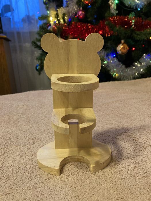 Drewniany stojak na poidełko dla chomika