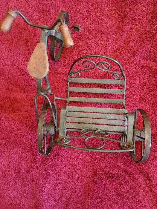 Vendo triciclo para decorar.