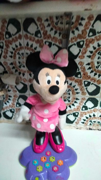 Peluche robô Minnie que dá som