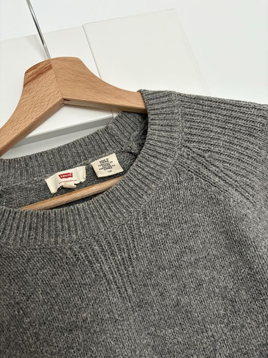 Szary sweter Levis