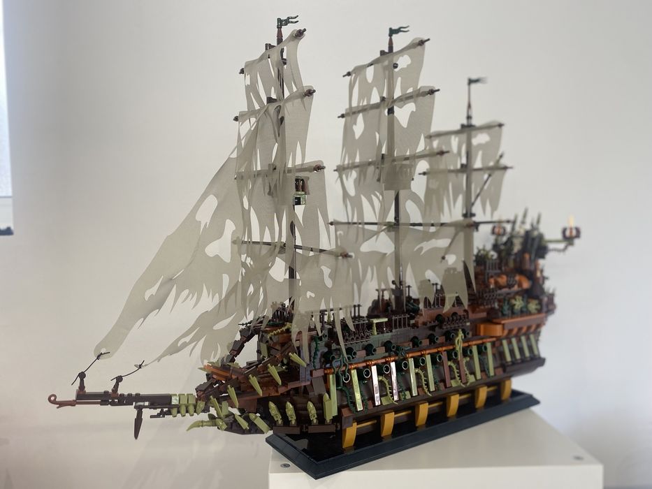 The Flying Dutchman MOC tipo Lego (3653 peças)