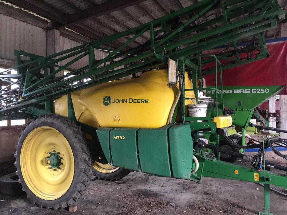 Причіпний оприскувач John Deere M732i