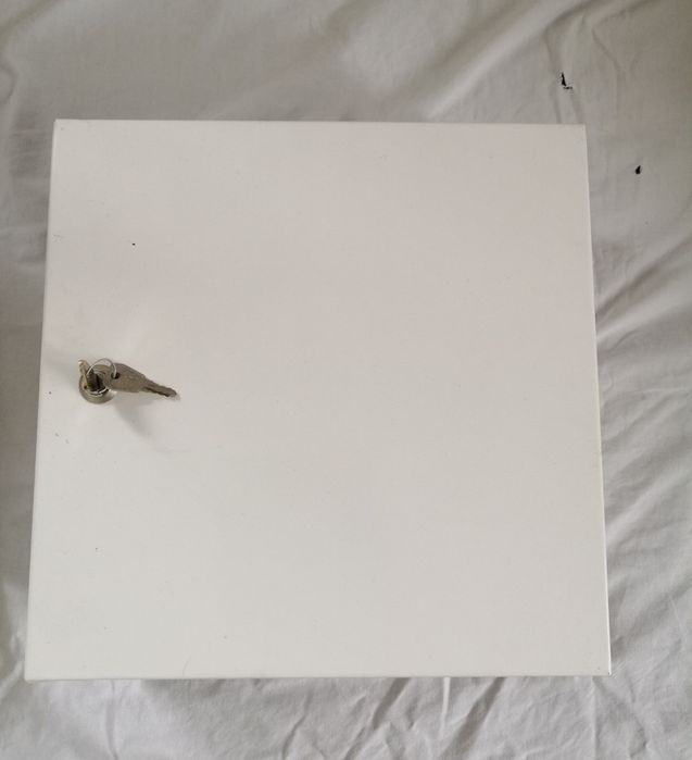 Półka metalowa na klucze, leki itp 31x31x10 cm, zamykana