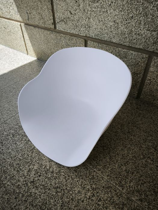 Cadeira branca para dar, estilo Ikea