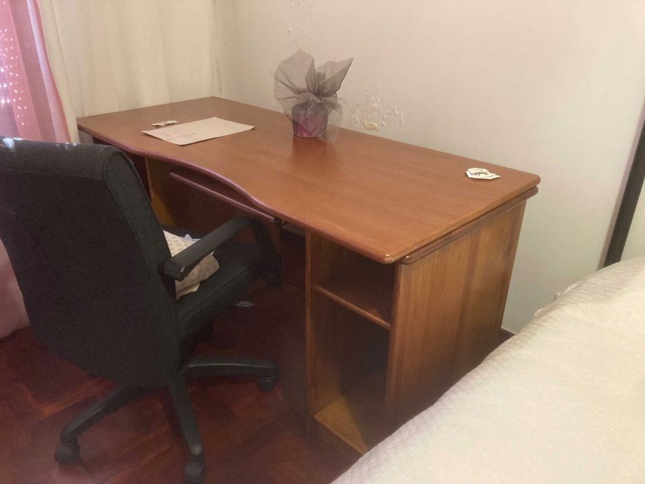 Quarto completo em madeira: roupeiros, cama, secretária Bonfim (Porto)