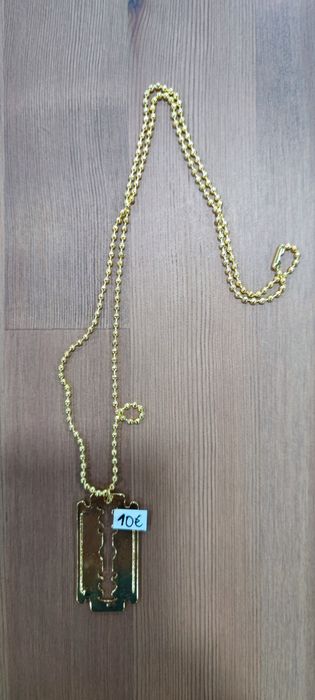 Colar com pendente lâmina de barbear dourada