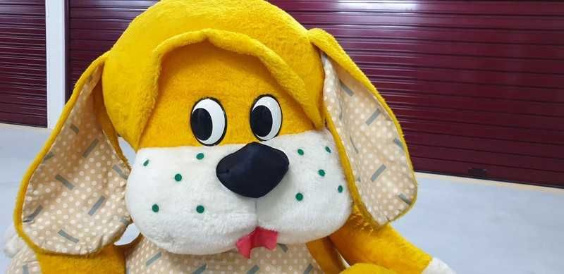 Cão grande de peluche