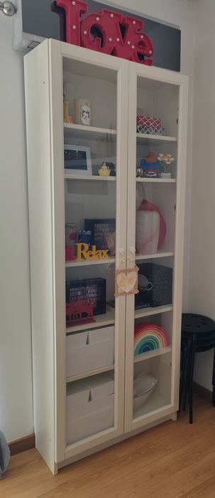 Estante Billy com 2 portas de vidro