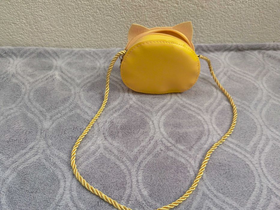 Mini bolsa a tiracolo amarela com design de gato