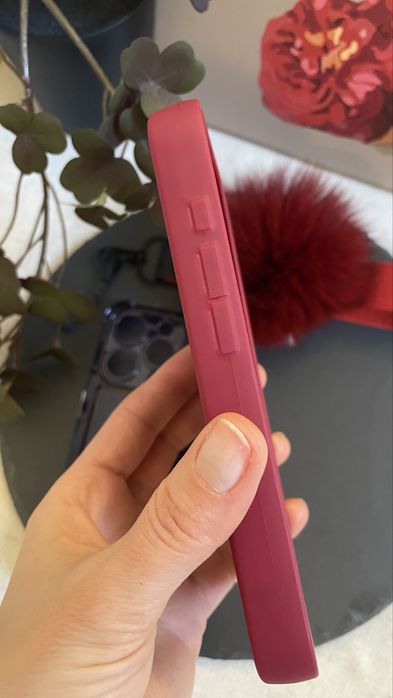 За все 150грн. Чохли на айфон 15pro та ремінець з помпоном натуральним