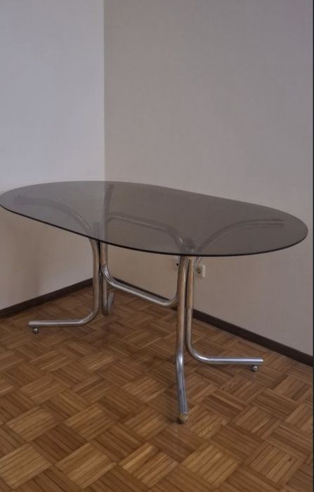 Mesa com tampo de vidro