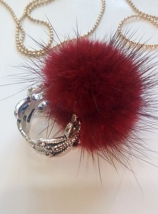 Комплект біжутерії з хутром.