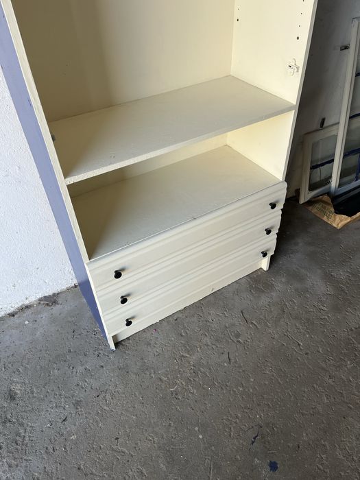 Cristaleira beje com laterias azuis