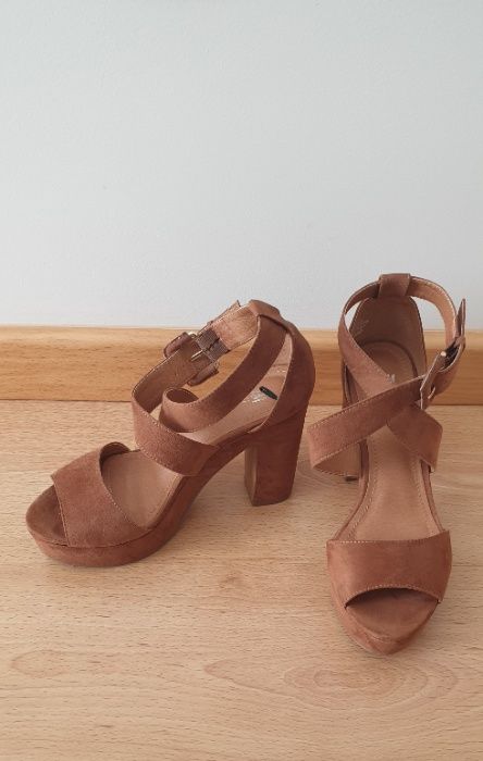 Sandálias camel H&M