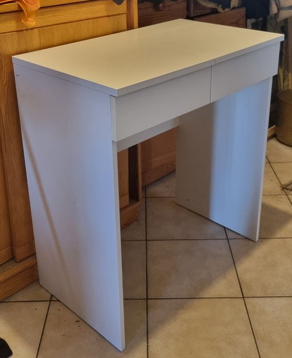 Biała kompaktowa toaletka IKEA