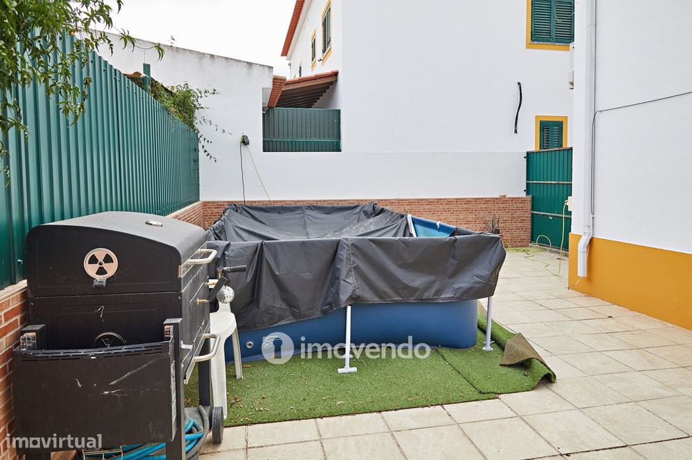 Andar de Moradia T2, com pátio generoso e garagem, em Évora