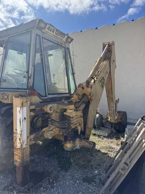 Retroescavadora JCB 4X4