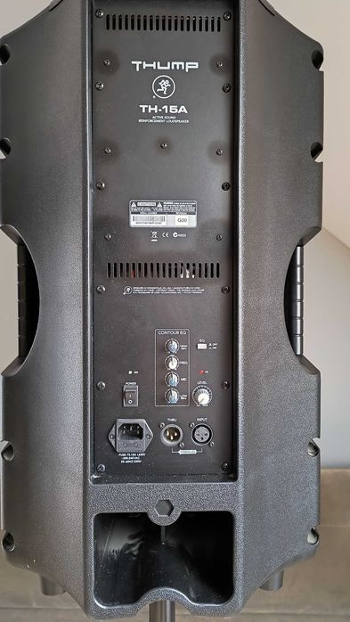 Mackie Thump TH-15A, BEHRINGER XENYX 802, statywy + kable - ZESTAW