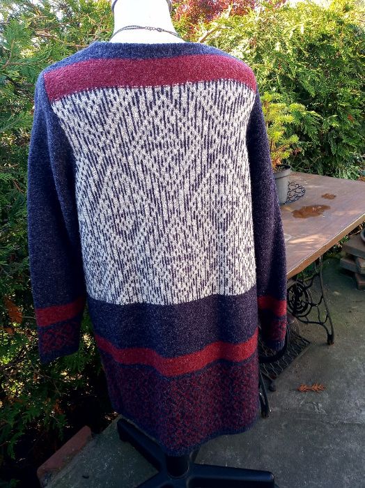 piękny płaszczyk sweterek łączone kolory i wzory