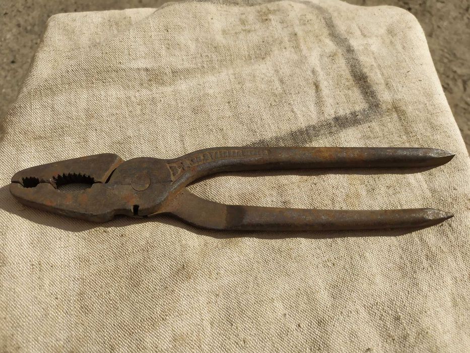 Продам старинные плоскогубцы, з-д им Сталина г. Павлов, 1930е годы.