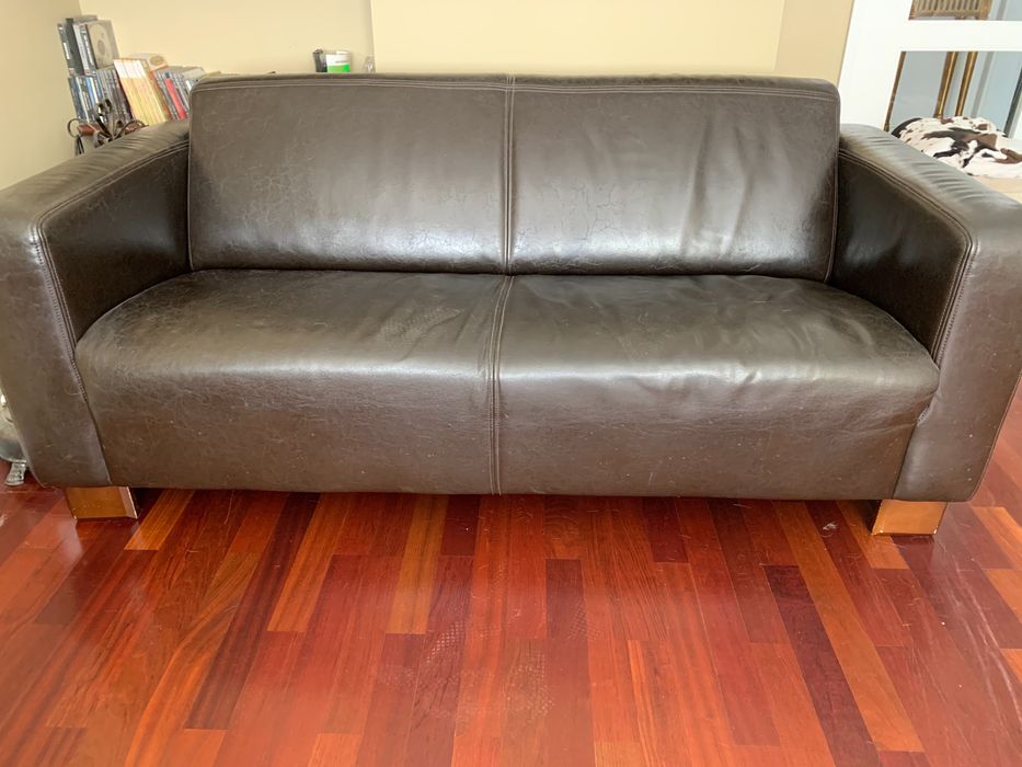 Sofá pele sintética: castanho escuro