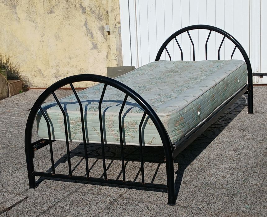 Vendo CAMA de SOLTEIRO com estrado e COLCHÃO como nova. Possibilidade de entrega