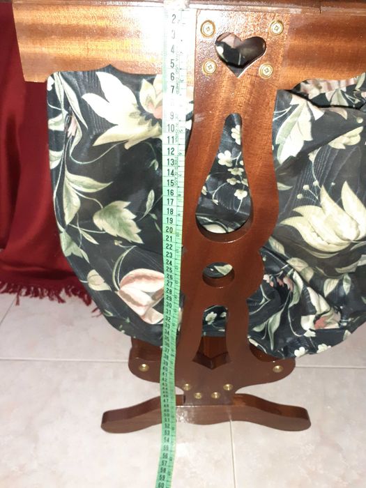 Móvel  de Costura /Costureiro Antigo em Madeira e Tecido