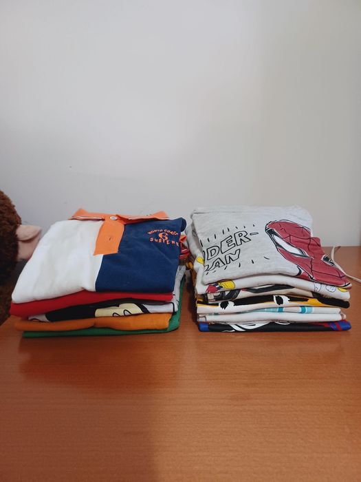 Lote de roupa de criança dos 2 aos 4 anos
