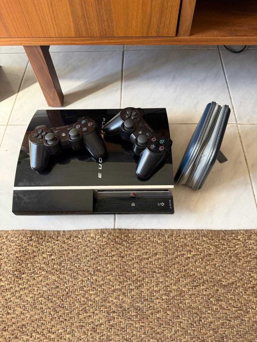 Vendo PlayStation 3 Fat (modelo com 2 portas USB), em excelente estado e a funcionar perfeitamente.