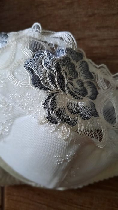 Biustonosz haftowany Vena Lingerie 70D nienoszony