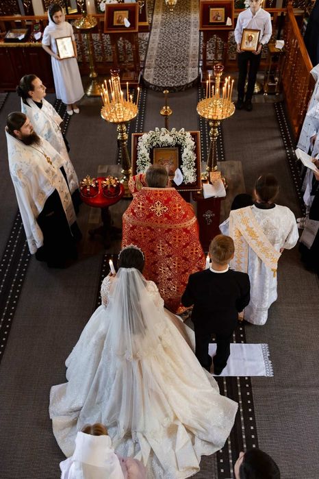 Весільна сукня з шлейфом