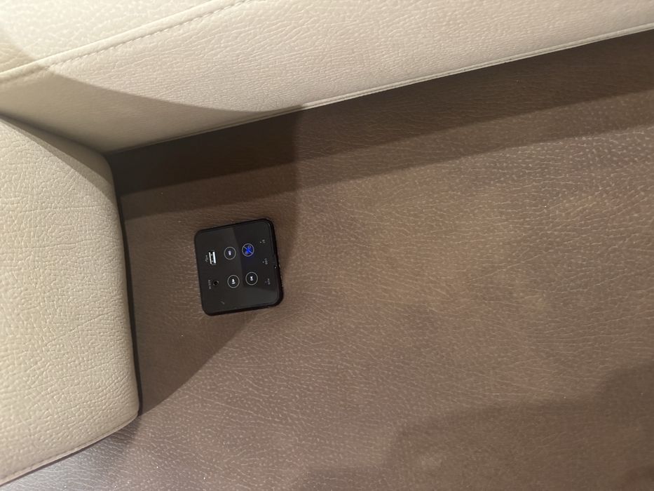 Sofa com led e sistema de som