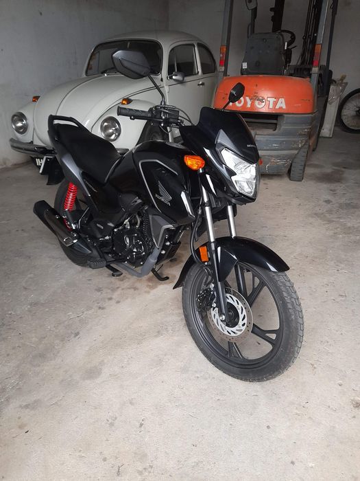 CB 125f 2023 Preta 19,000 km de garagem. Semi-nova, estimada.