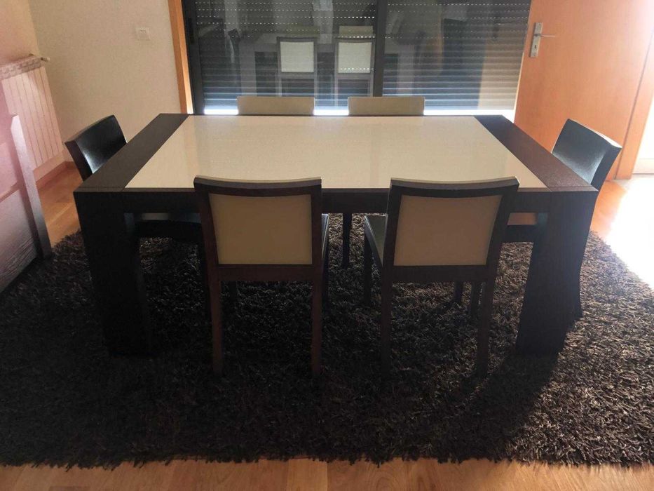 Mesa de sala com 6 cadeiras