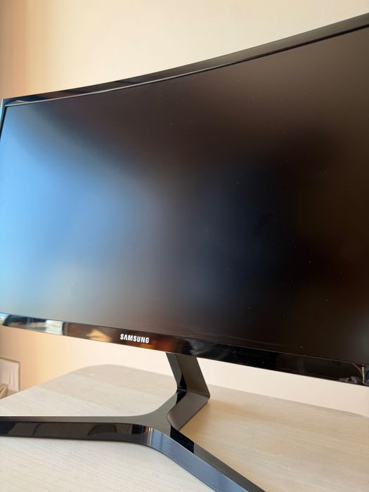 Samsung Odyssey G3 – 24" Curved Gaming Monitor (144Hz, AMD FreeSync)