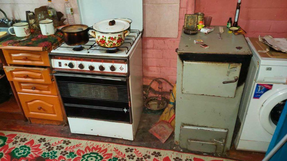 Будинок 3 кімнати.  13 соток, є газ, піч.