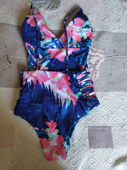 Trikini floral sem costas