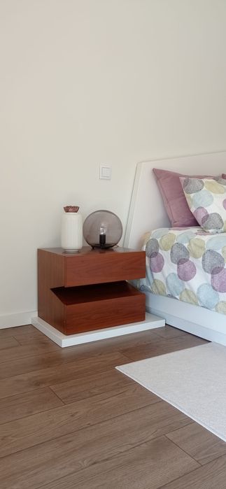 Cama de casal + mesas de cabeceira
