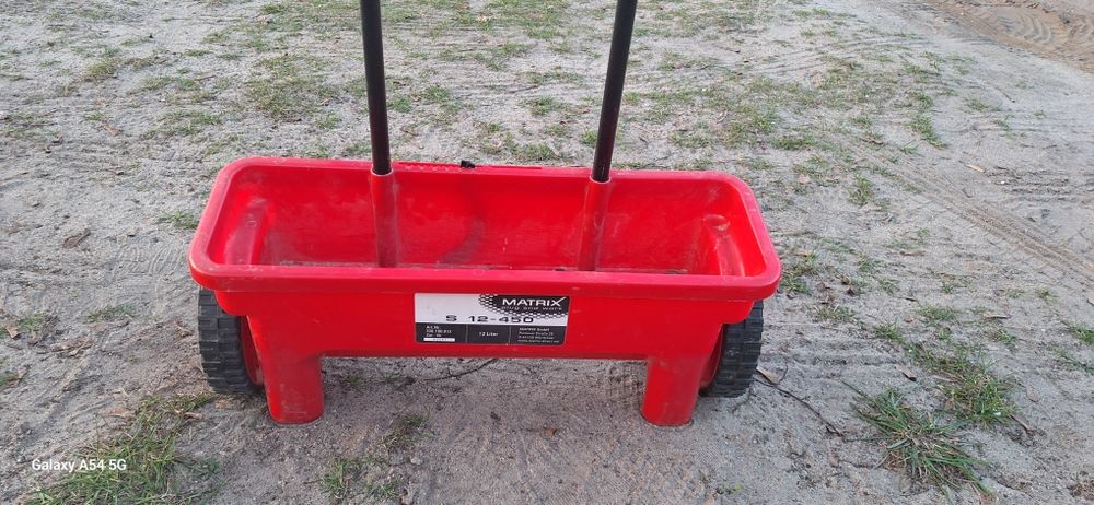 Siewnik do nawozu / trawy