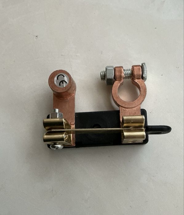 Включатель масси на акумулятор на клему 12-24 вольта усилений качестве