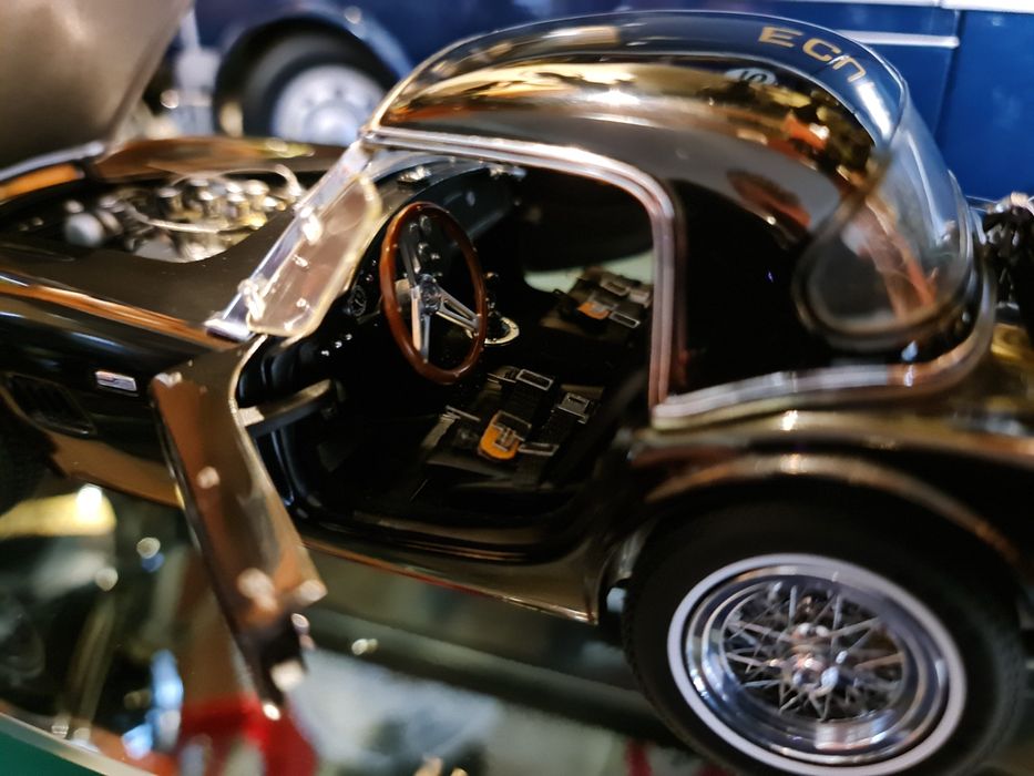 Miniatura Shelby 1:18