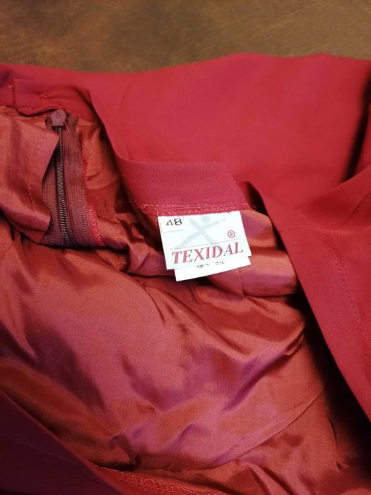 Saia vermelha, de corte direito e pontas