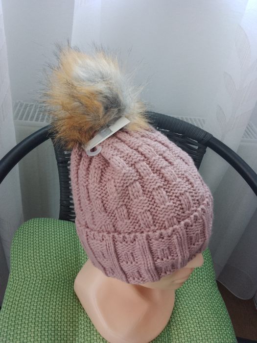 Czapka damska z pomponem