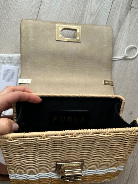 Стильна плетена сумка від furla — ідеальний акцент на літо