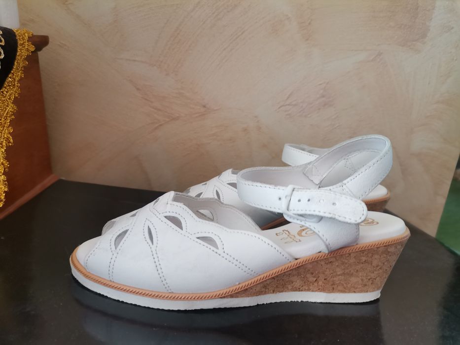 Białe sandałki na koturnie