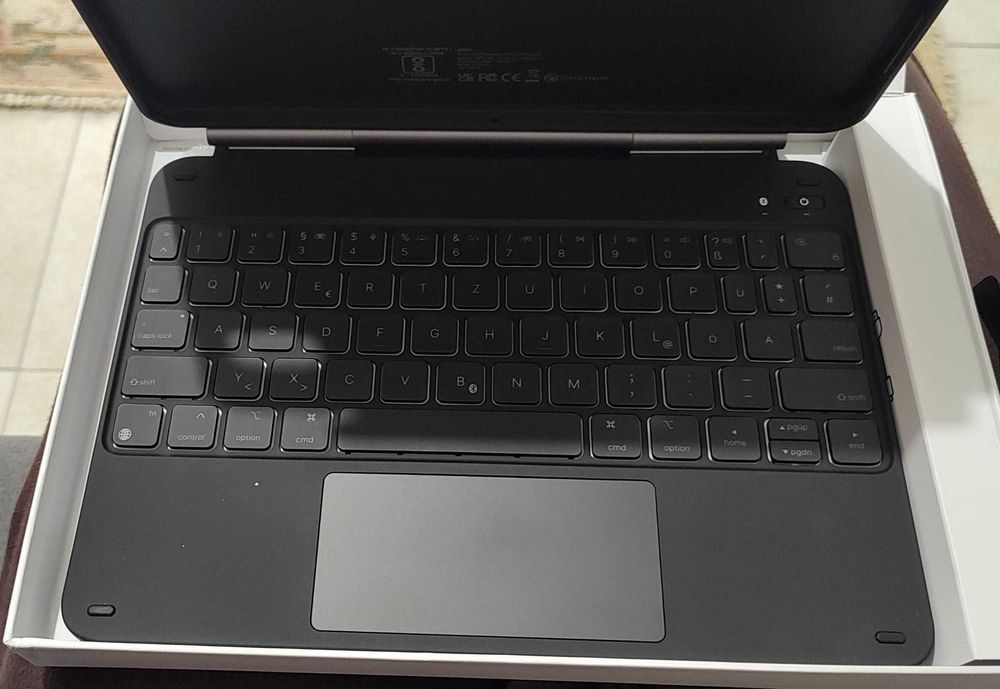 Capas Teclado Premium p/ iPad Air/Pro (11" e 12.9") – Novas em Caixa